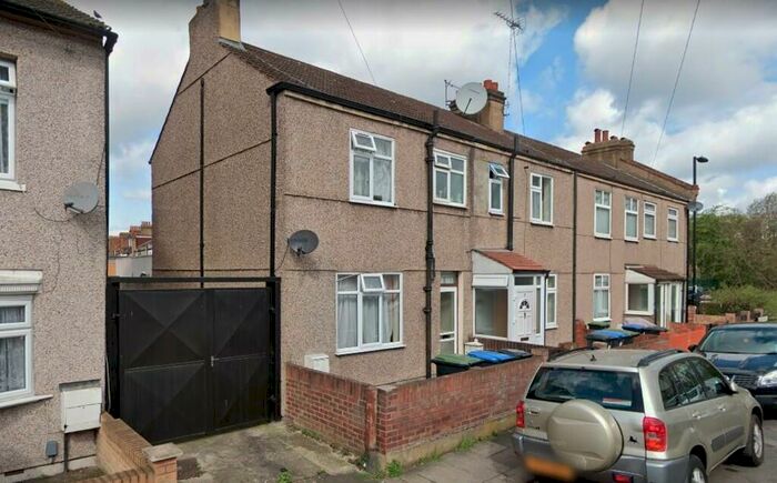 3 Bedroom End Of Terrace House To Rent In Medcalf Road, Enfield, EN3