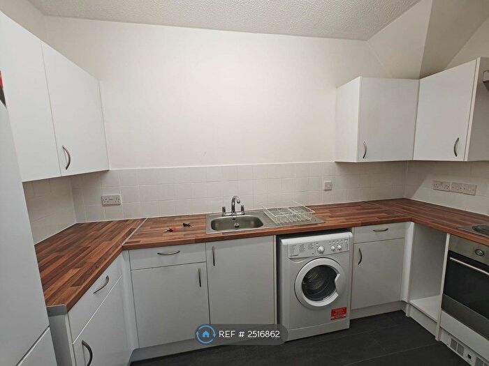 2 Bedroom Flat To Rent In Troy Close, Headington, Oxford, OX3