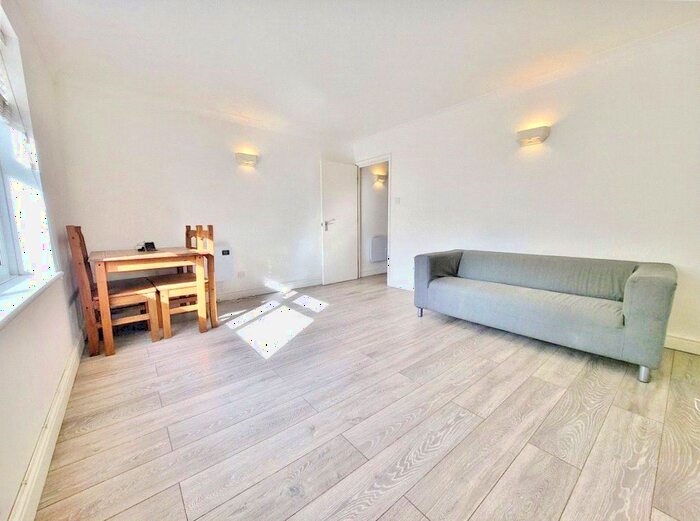 1 Bedroom Flat To Rent In Rugby Road, Twickenham, TW1