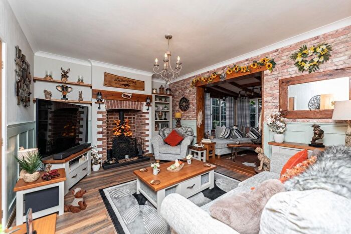 3 Bedroom Town House For Sale In Willow Park, Pontefract, WF8