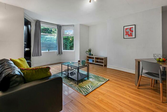 2 Bedroom Flat To Rent In St Johns Terrace, Leeds, LS3