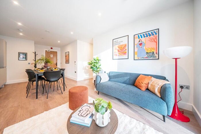 3 Bedroom Apartment To Rent In Whitehall Leeds, LS12