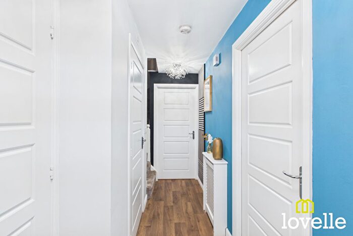 4 Bedroom Semi Detached House For Sale In Primrose Way, Kingswood, Hull, HU7