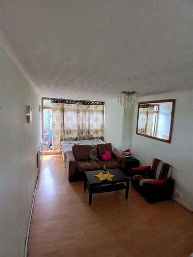 3 Bedroom Flat To Rent In Walpole Place, London, SE18