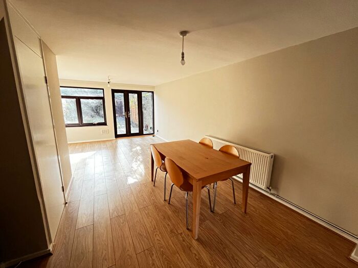 2 Bedroom Terraced House To Rent In Kennet Close, London, SW11