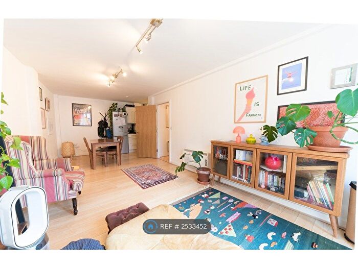 2 Bedroom Flat To Rent In Mowlem Street, Bethnal Green, E2