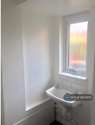 1 Bedroom Flat To Rent In Torrington Square, Croydon, CR0