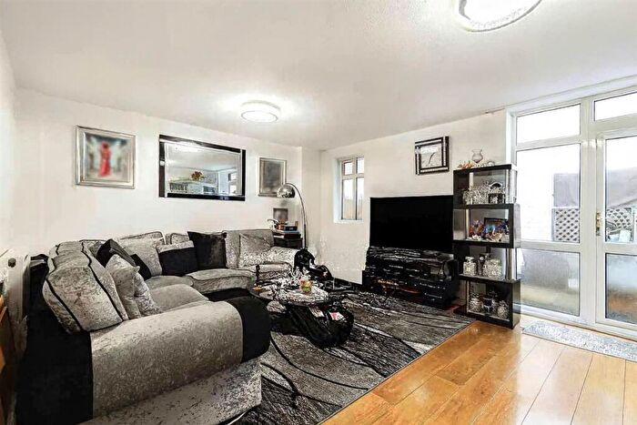 3 Bedroom Terraced House For Sale In Halston Close, SW11