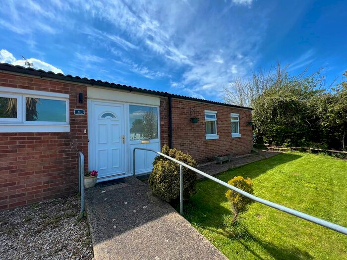 3 Bedroom Bungalow To Rent In Lilac Close, Taunton, TA1