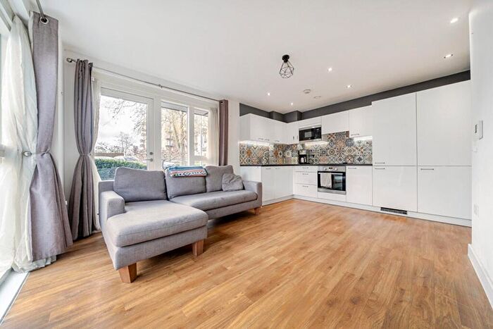 2 Bedroom Flat To Rent In Adenmore Road, Catford, London, SE6