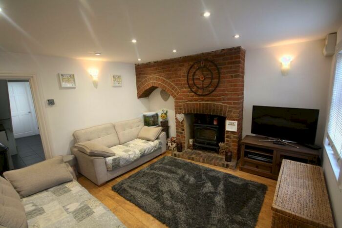 2 Bedroom Cottage To Rent In Farnham Road, Farnham Royal, Slough, SL2