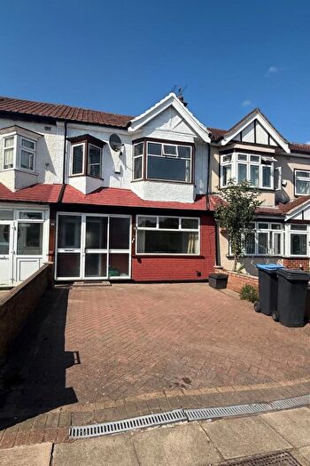 3 Bedroom Terraced House To Rent In North Circular Road, Palmers Green, N13