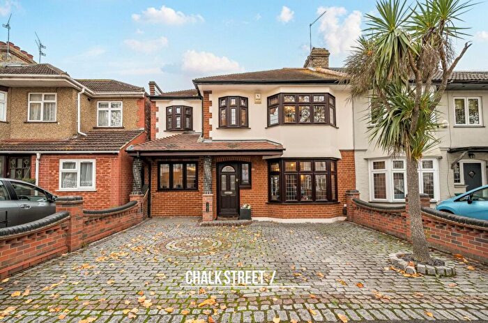 4 Bedroom Semi Detached House For Sale In Wayside Avenue, Hornchurch, RM12