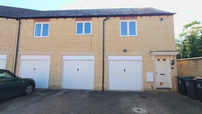 2 Bedroom House To Rent In Harvest Bank, Carterton, OX18