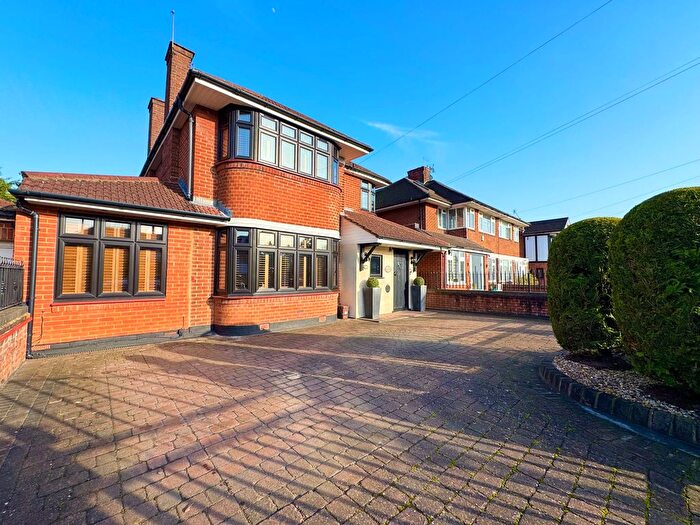 5 Bedroom Detached House For Sale In Edgwarebury Lane, Edgware, HA8