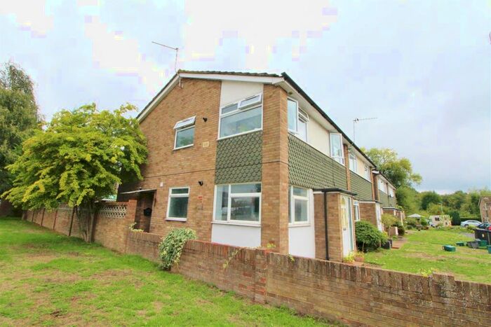 2 Bedroom Flat To Rent In Sycamore Drive, Park Street, St. Albans, AL2