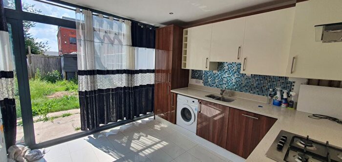 4 Bedroom Detached House To Rent In Farnburn Avenue, Slough, SL1