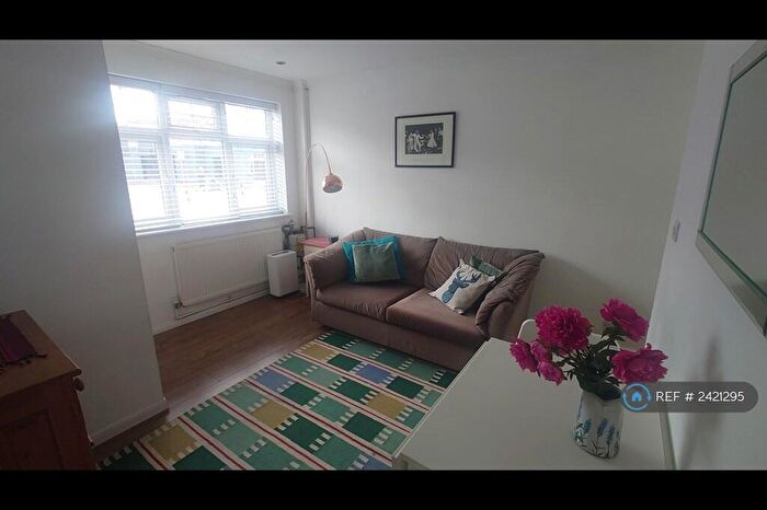 1 Bedroom Flat To Rent In Walton Road, West Molesey, KT8