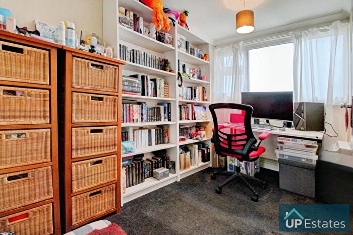 2 Bedroom Apartment For Sale In Yarningale Road, Coventry, CV3