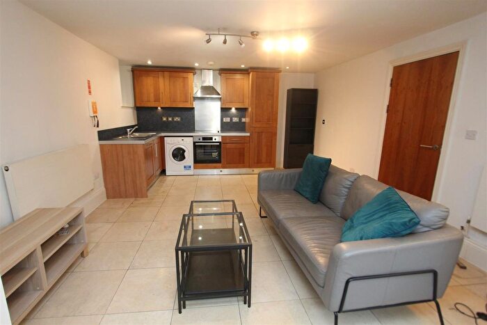 2 Bedroom Flat To Rent In Park Lane, Roundhay, LS8