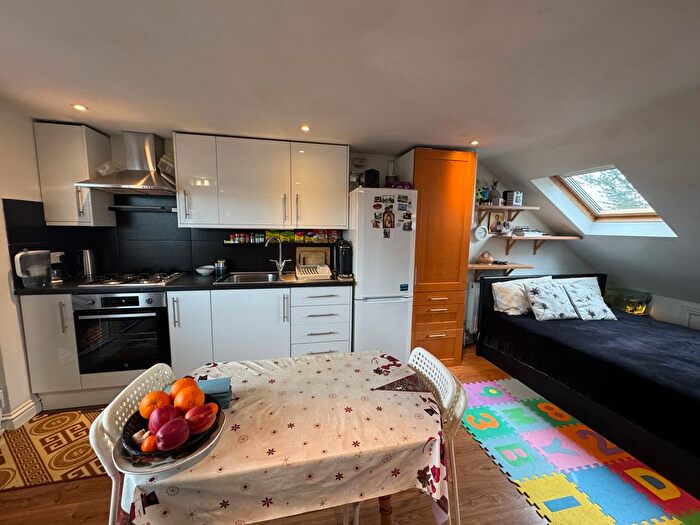 Studio To Rent In Great North Way, London, NW4