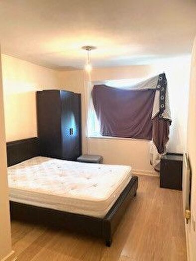 1 Bedroom Flat To Rent In Hamilton Court, Hanworth Road, Hounslow, Greater London, TW3