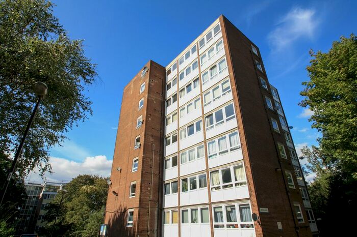 2 Bedroom Flat To Rent In College Road, London, SE19