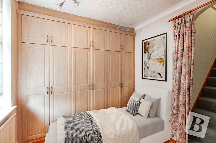 2 Bedroom Bungalow For Sale In Derby Avenue, Upminster, RM14