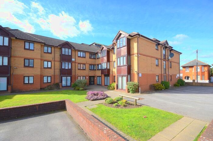 2 Bedroom Flat To Rent In Cleveland Road, Bournemouth, BH1
