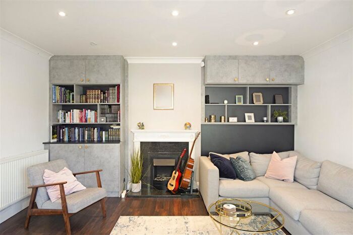 3 Bedroom Semi-detached House For Sale In Thornbury Gardens, Borehamwood, WD6