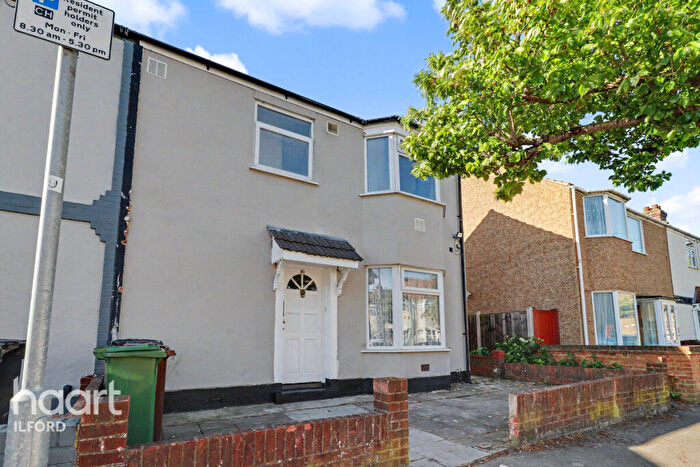 3 Bedroom End Of Terrace House For Sale In Heath Road, Romford, RM6