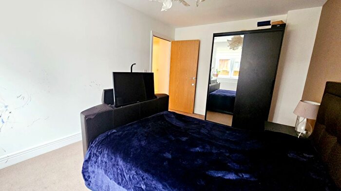 3 Bedroom Flat To Rent In High Street, Hounslow, TW3