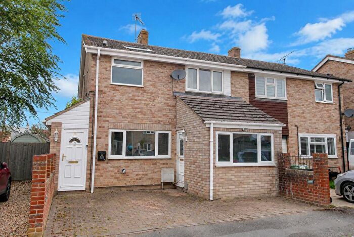 3 Bedroom Semi Detached House For Sale In Hampden Close, Chalgrove, OX44