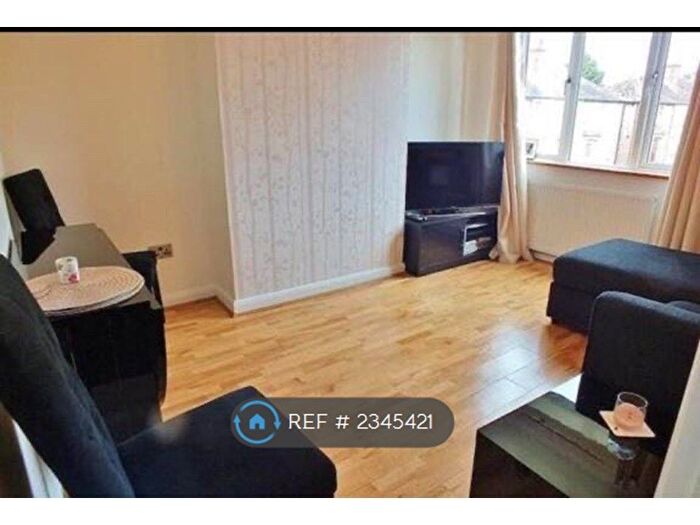 2 Bedroom Maisonette To Rent In Botwell Crescent, Hayes, UB3