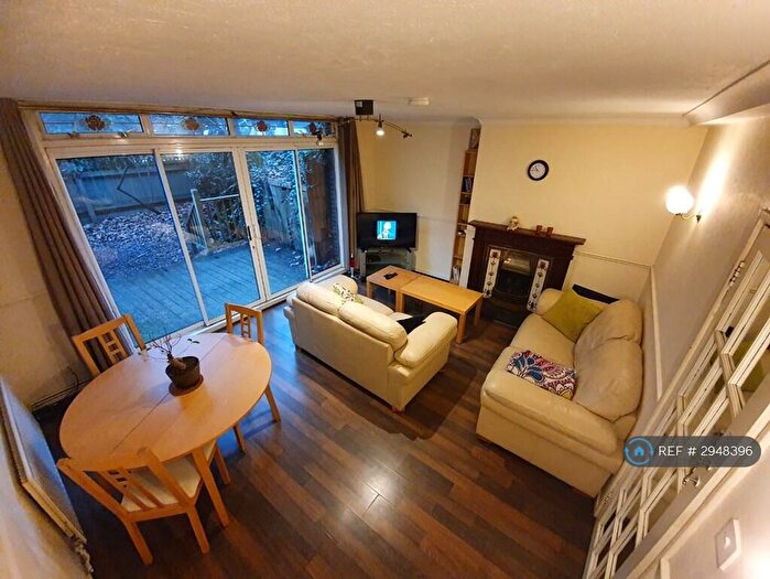3 Bedroom Maisonette To Rent In Bromfield Court, London, SE16