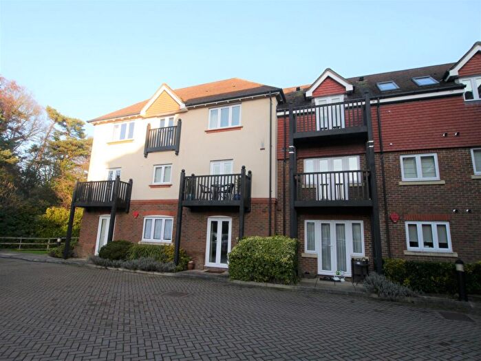 2 Bedroom Flat To Rent In Copthorne Common Road, Copthorne, Crawley, RH10