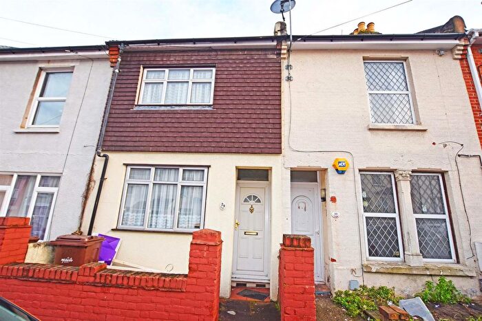 2 Bedroom Terraced House For Sale In Edinburgh Road, Chatham, ME4