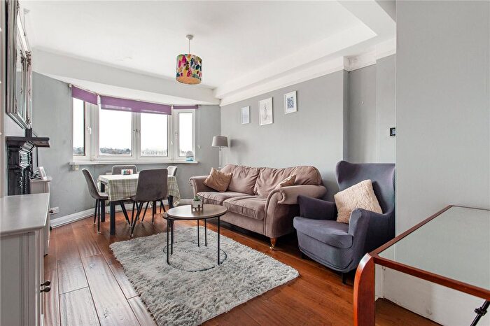 3 Bedroom Flat To Rent In Upper Richmond Road, London, SW15