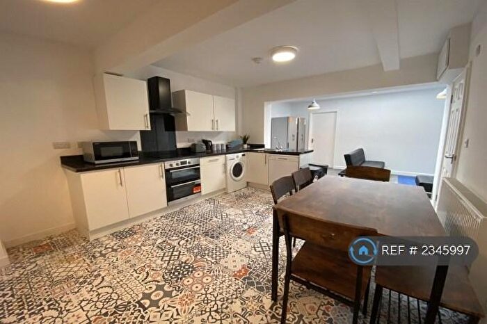 6 Bedroom Semi-Detached House To Rent In Boundary Road, Beeston, Nottingham, NG9