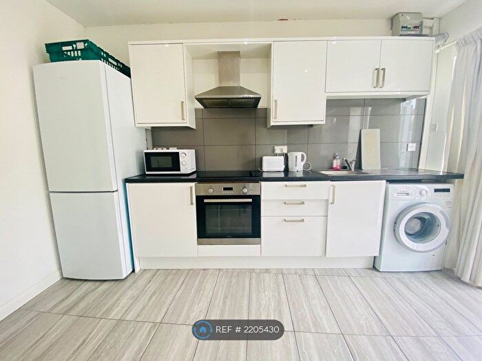 1 Bedroom Flat To Rent In Oakington Avenue, Hayes, UB3