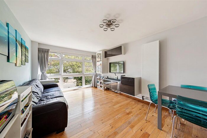 2 Bedroom Flat For Sale In Blake Hall Road, Wanstead, E11