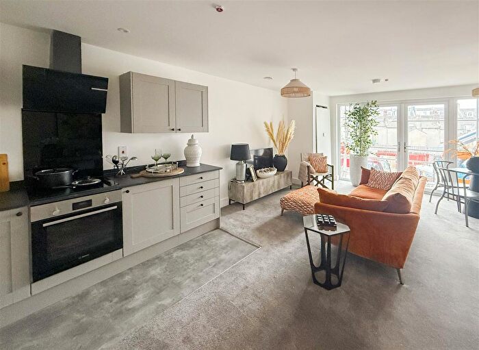 2 Bedroom Flat To Rent In Flat, Martin Court, Hastings, TN34