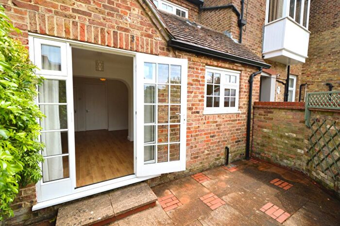 1 Bedroom Ground Maisonette To Rent In High Street, Bagshot, GU19