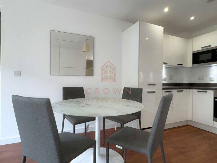 2 Bedroom Flat To Rent In Blondin Way, London, SE16