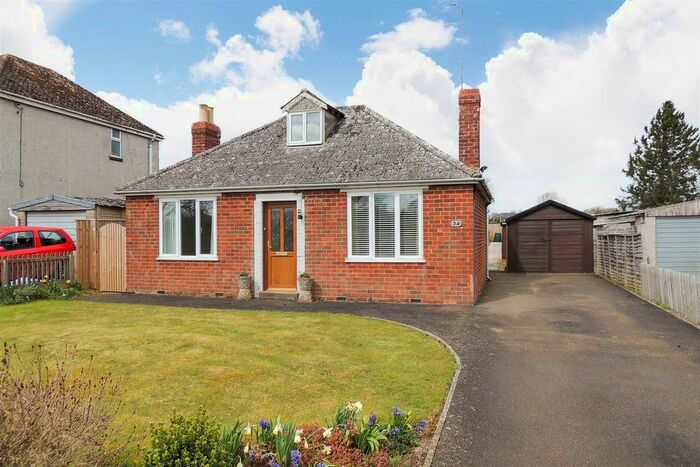 2 Bedroom Detached Bungalow For Sale In Farndon Road, Woodford Halse, Daventry, NN11