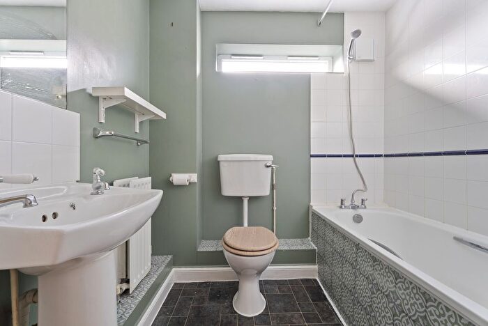 2 Bedroom Flat To Rent In Creswick Road, London, W3