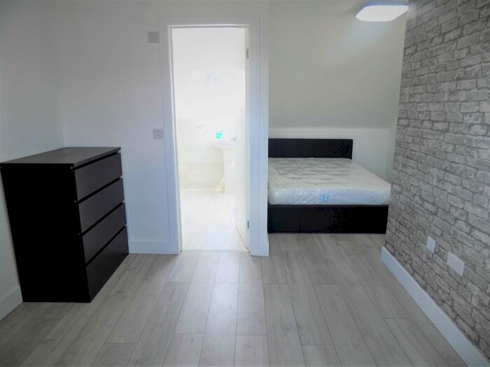 1 Bedroom Studio To Rent In Old Bedford Road, Luton, Bedfordshire, LU2