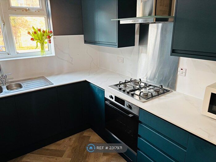 3 Bedroom Flat To Rent In Brierly Gardens, London, E2