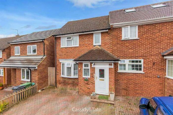 3 Bedroom Semi-Detached House For Sale In Lawrance Road, New Greens, St Albans, AL3