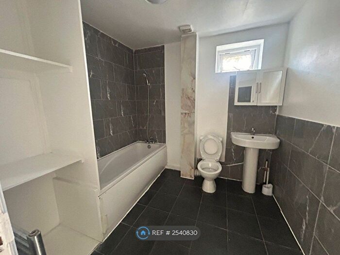 8 Bedroom Semi-Detached House To Rent In Aldborough Spur, Slough, SL1